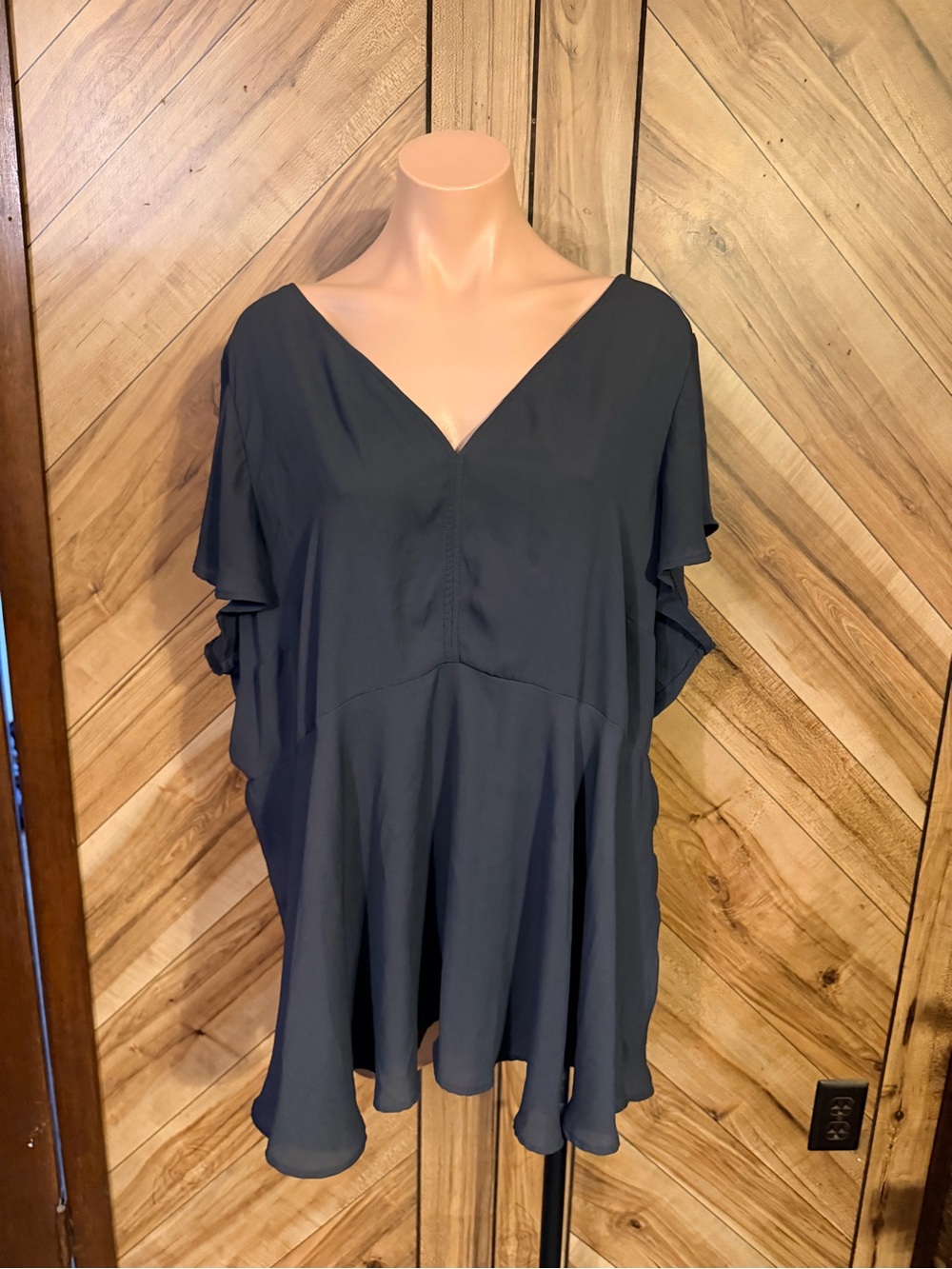 Torrid Women’s 3X Dark Gray V Neck Empire Waist Flutter Sleeve Peplum Blouse Top - Picture 2 of 9